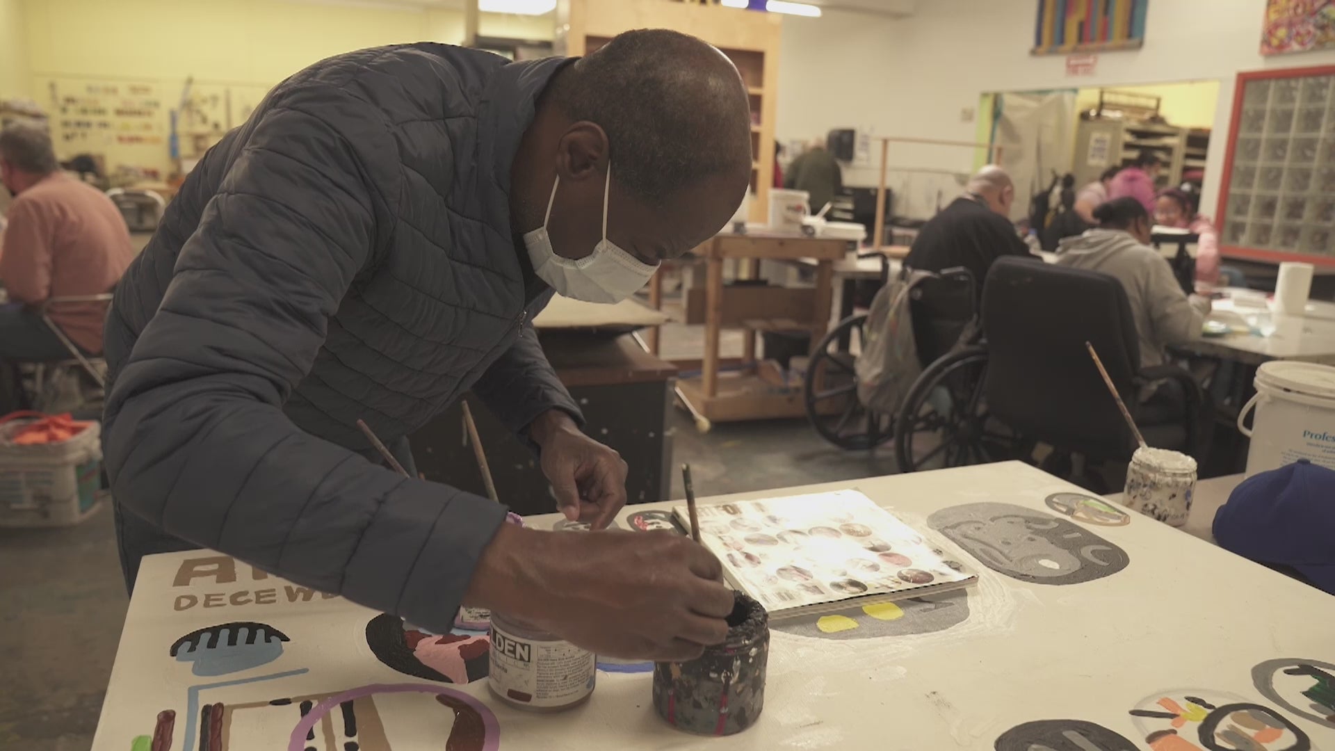 Cargar video: A day in the life of the NIAD studio - artists painting, dancing, socializing.